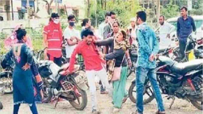 शिक्षणासाठी मामाकडे राहण्याचा मुलीचा हट्ट, आई आणि मामामध्ये जुंपली, औरंगाबादमध्ये आईची मामाला मारहाण!