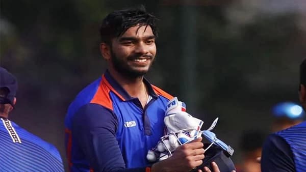 Team India | संकटमोचक गवसला; हजारे ट्रॉफीत 4 सामन्यात 139 पेक्षा जास्त स्ट्राइक रेटने 2 शतकासह 1 अर्धशतक, रोहित-द्रविडची चिंतामुक्ती...!