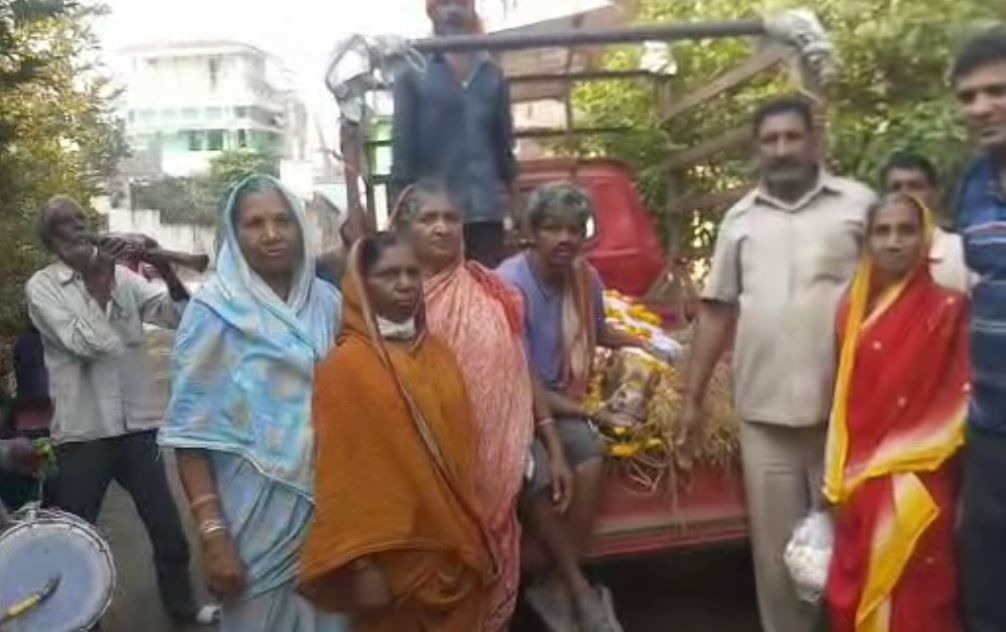 Gondia :  मृत्यू झालेल्या गाईचे केले विधीवत अंत्यसंस्कार, बळीराजासाठी हळवा क्षण