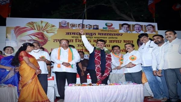 मुंबई महापालिकेत भ्रष्टाचाराची गटारगंगा वाहते, फडणवीसांचा शिवसेनेवर हल्लाबोल; अतुल भातखळकरांचं कौतुक