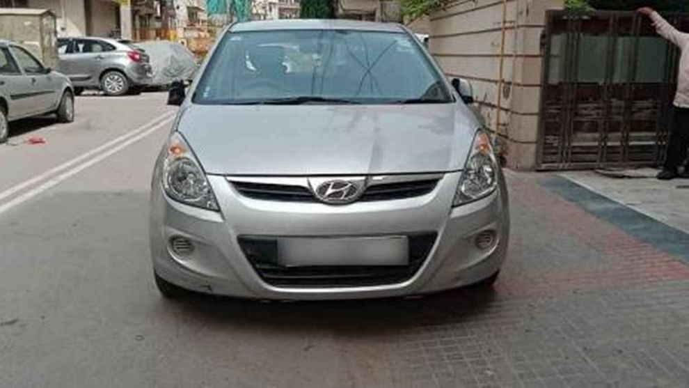  Hyundai i20 - ह्युंडाई आय20 ही सेकंड हँड सेगमेंटमधील कार आहे. हे स्पोर्ट्स मॉडेल 2.50 लाख रुपयांत तुम्हाला मिळू शकते. कार देखो या वेबसाईटवर सेकंड हँड सेगमेंटमध्ये ती उपलब्ध आहे. दिल्ली स्थित DL2C आरटीओमध्ये (RTO) ही कार रजिस्टर्ड आहे. 2012 मधील हे मॉडेल आहे. ही कार डिझेलवर धावणारी आहे.