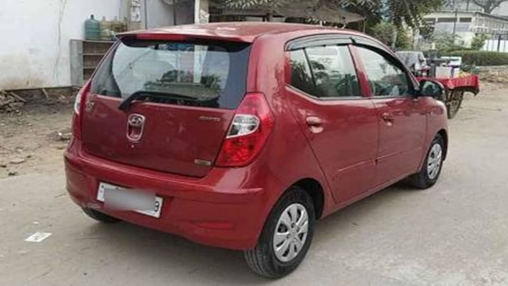 Hyundai i10 - 2013 मधील हे मॉडल सेकंड हँड सेगमेंटमध्ये उपलब्ध आहे. यामध्ये 1197 सीसीचं इंजिन आहे. पेट्रोलवर धावणारी ही कार हरियाणा येथील HR26 आरटीओमध्ये (RTO)  रजिस्टर्ड आहे. 