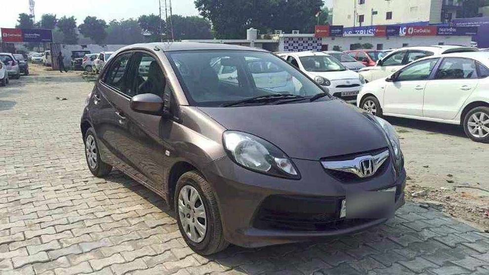  Honda Brio ही सेकंड हॅंड कार 2.80 लाख रुपये किंमतीची आहे. कार देखो या वेबसाईटवर ती उपलब्ध आहे. ही फर्स्ट ओनर कार 2013 मधील आहे. दिल्ली मधील DL4C आरटीओमध्ये (RTO) ही कार रजिस्टर्ड आहे. आता पर्यंत ती 78000 किमी धावली आहे. 