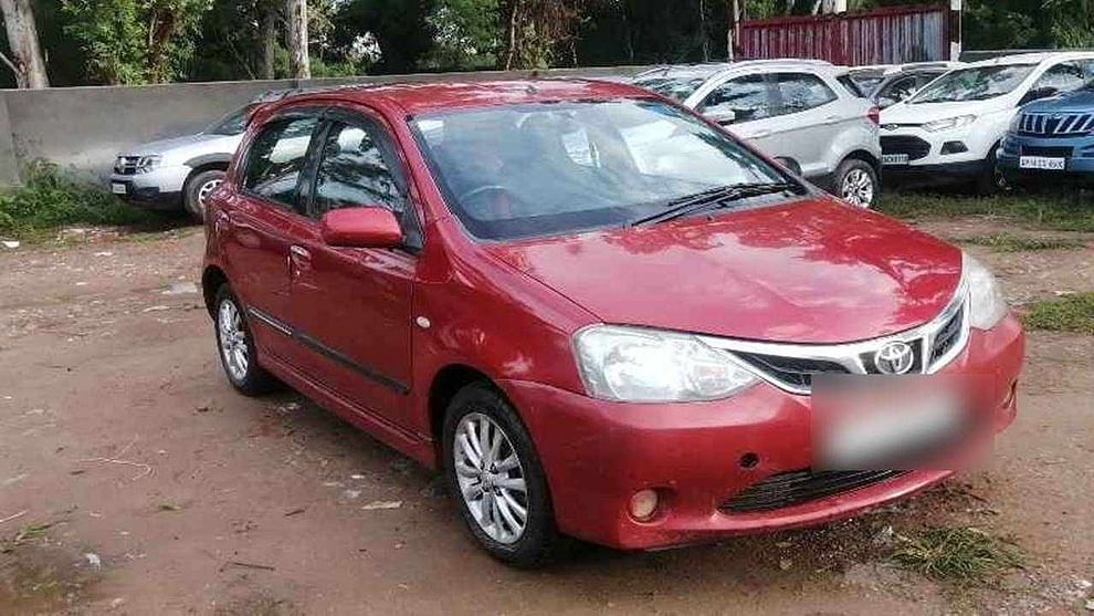 Toyota Etios Liva - कार देखो या वेबसाईटवर सेकंड हँड सेगमेंटमध्ये लिस्टेड ही कार 2.87 लाख रुपयांत उपलब्ध आहे. या कारचं हे मॉडेल 2011 सालातील आहे. यामध्ये मॅन्युअल ट्रान्समिशन देण्यात आले आहे. दिल्ली मधील DL14C आरटीओमध्ये (RTO) ही कार रजिस्टर्ड आहे. या कारमध्ये 1197 सीसीचं इंजिन आहे.  