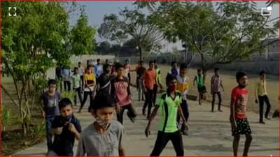 मुंढेगाव आश्रम शाळेतील कोरोनाबाधित विद्यार्थ्यांच्या प्रकृतीमध्ये सुधारणा; शाळेकडून दिलं जातंय योग प्रशिक्षण