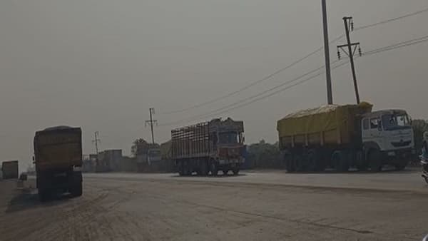 Yavatmal | वणीत नियम धाब्यावर बसवून कोळसा वाहतूक? धूळ व प्रदूषणाची समस्या कायम