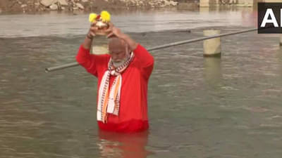 Kashi Vishwanath Corridor: पंतप्रधान नरेंद्र मोदींचं गंगा स्नान, पुष्प आणि जल अर्पण, पवित्र गंगाजलही घेऊन जाणार