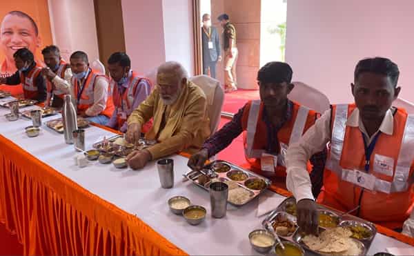 लोकार्पण आणि इतर कार्यक्रम आटोपल्यावर भोजनावेळी पंतप्रधान मोदी सफाई कामगारांसोबत बसून जेवण करताना दिसून आले.