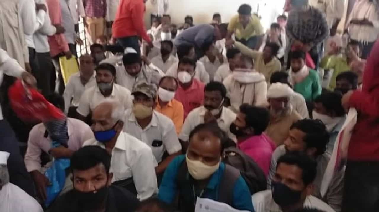 ...अखेर ज्याची भीती होती तेच झाले, ऑनलाईन-ऑफलाईनच्या घोळात पिक विम्याचे पैसे अडकले