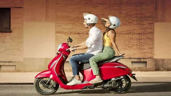 भारतीय टू व्हीलर बाजारातील इलेक्ट्रिक वाहनांचं सेगमेंट झपाट्याने विस्तारत आहे. Ola S1 ते Hero Electric Atria पर्यंत अनेक चांगल्या इलेक्ट्रिक स्कूटर्स भारतीय बाजारात उपलब्ध आहेत, ज्यांची किंमत 1 लाख रुपयांपेक्षा कमी आहे. या स्कूटर्सना उत्तम ड्रायव्हिंग रेंज आणि अनेक चांगले फीचर्स मिळतात.