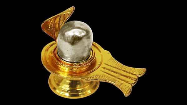 हिंदू धर्मात भगवान शिवाची उपासना अतिशय महत्तवाची मानली जाते. सर्व प्रकारच्या शिवलिंगांच्या पूजेमध्ये पारद शिवलिंगाचे खूप महत्त्व आहे. पारद शिवलिंग हे पारा आणि चांदीच्या मिश्रणाने बनवलेले असते. असे मानले जाते की सोमवारी पारद शिवलिंगाची पूर्ण श्रद्धेने आणि श्रद्धेने पूजा केल्यास भगवान शंकराकडून वरदान मिळते.