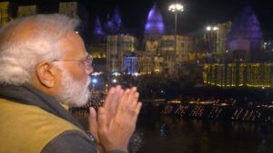 PM Modi in Varanasi : पंतप्रधान मोदींनी क्रूझवर स्वार होत पाहिली 'गंगा आरती', अनेक राज्यांचे मुख्यमंत्रीही उपस्थित