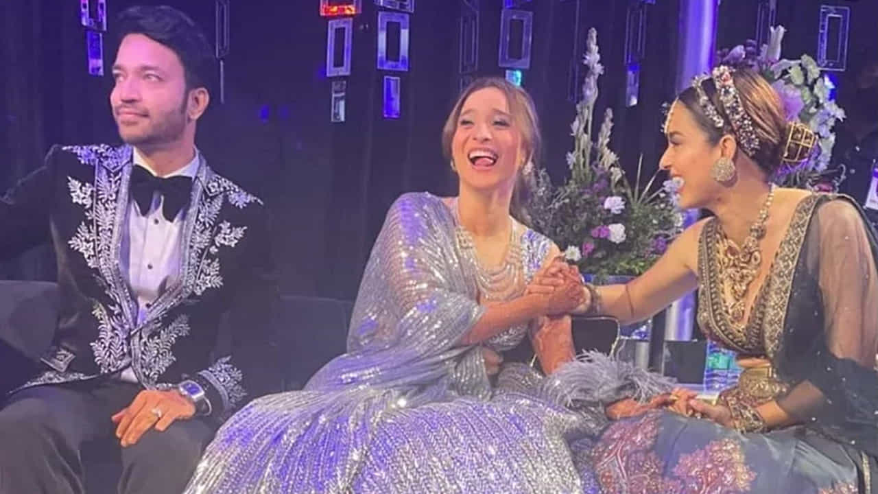 बॉलिवूड अभिनेत्री कंगना रनौतने (Kangana Ranaut) तिच्या सोशल मीडिया अकाऊंटवर खास रॉयल लूकची झलक चाहत्यांसाठी शेअर केली आहे. खास मैत्रीण आभिनेत्री अंकिता लोखंडे (Ankita Lokhande) आणि विकी जैन (Vicky Jain) यांच्या संगीत सोहळ्यासाठी तिने हा लूक निवडला होता.