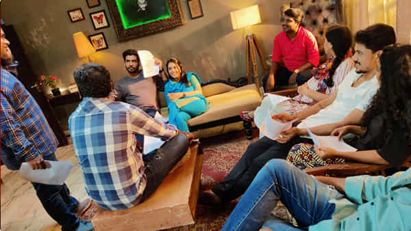 ‘ती परत आलीये’ असं म्हणत आख्ख्या महाराष्ट्रातील तमाम प्रेक्षकांना टेलिव्हिजन स्क्रीनला खिळवून ठेवणारी ही मालिका सुरुवाती पासूनच प्रेक्षकांच्या पसंतीस पडली. प्रेक्षकांचं प्रेम आणि पाठिंबा पाहता या मालिकेने लोकप्रियतेचं शिखर गाठलं.