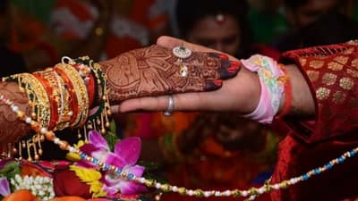 नवरीमुलीच्या डोक्यावर थुंकून आशीर्वाद! यापेक्षाही एका डेंजर प्रथेला वधूला सामोरं जावं लागतं! काय असते ती?