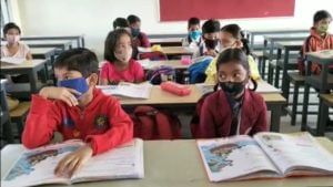 Thane School Reopen : ठाण्यातील शाळा आजपासून सुरु, ग्रामीण सह शहरी भागातील शाळा विद्यार्थ्यांनी गजबजणार