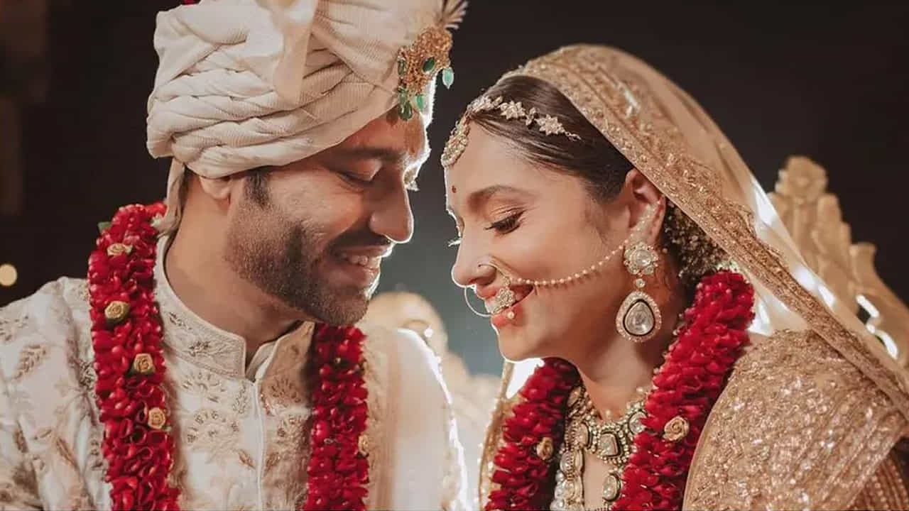 टीव्ही अभिनेत्री अंकिता लोखंडे (Ankita Lokhande) आणि विकी जैन (Vicky Jain) आता पती-पत्नी बनले आहेत. दोघांनी मुंबईत कुटुंब आणि जवळच्या मित्रांच्या उपस्थितीमध्ये सात फेरे घेतले. दोघांच्या लग्नाच्या फोटोंचा सोशल मीडियावर बोलबाला आहे. दोघांची जोडी चाहत्यांना खूप आवडते आहे.