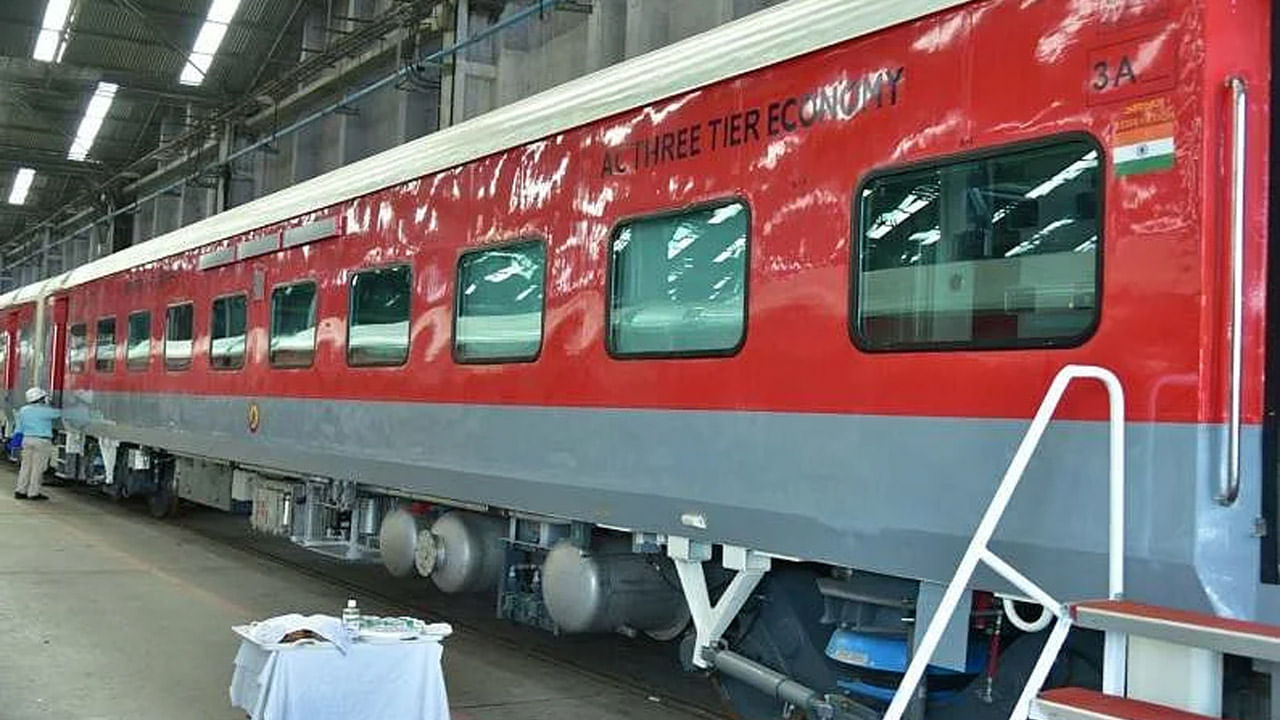 रेल्वेत मध्यभागीच का असते AC बोगी; सर्वसाधारण डब्बा का असतो एकदम सुरुवातीला अथवा मागच्या बाजूला? रेल्वेत मध्यभागीच का असते AC बोगी; सर्वसाधारण डब्बा का असतो एकदम सुरुवातीला अथवा मागच्या बाजूला?