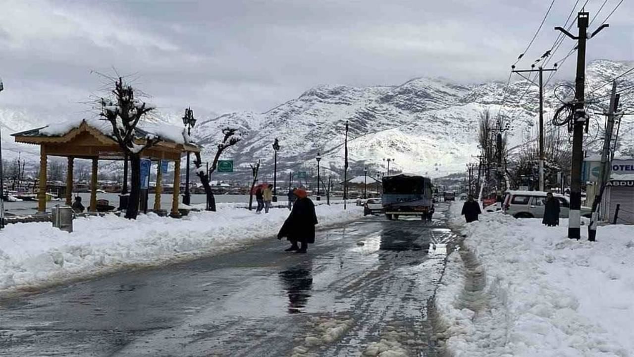 द्रास हे जम्मू-काश्मीरमधील कारगील जिल्ह्यातील एक छोटेसे शहर आहे. या ठिकाणाहून अमरनाथ यात्रा सुरू होते. येथे हिवाळ्यात किमान तापमान -45 अंश सेल्सिअसपर्यंत जाते. इथली थंडी सहन करणं प्रत्येका जमेलच असे नाही.