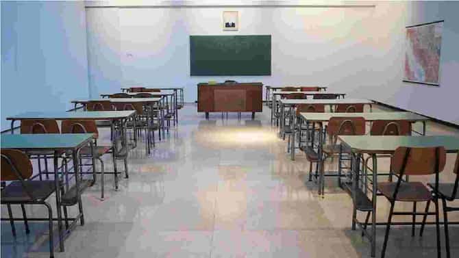 Nashik School Reopen: आवडते मज अफाट शाळा; आजपासून वर्गात पुन्हा किलबिलाट...!