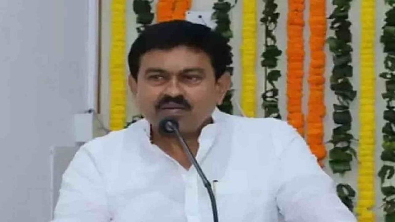 Video : केंद्रीय गृहराज्यमंत्री अजय मिश्रा यांची पत्रकारांना शिविगाळ! लखीमपूर हिंसा प्रकरणात प्रश्न विचारल्यानं मंत्रिमहोदय खवळले Video : केंद्रीय गृहराज्यमंत्री अजय मिश्रा यांची पत्रकारांना शिविगाळ! लखीमपूर हिंसा प्रकरणात प्रश्न विचारल्यानं मंत्रिमहोदय खवळले