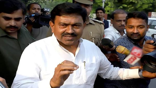 शेतकऱ्यांना गाडीखाली चिरडणाऱ्याचा केंद्रीय मंत्री असलेला बाप सैरभैर, पत्रकारांची कॉलर पकडून शिवीगाळ