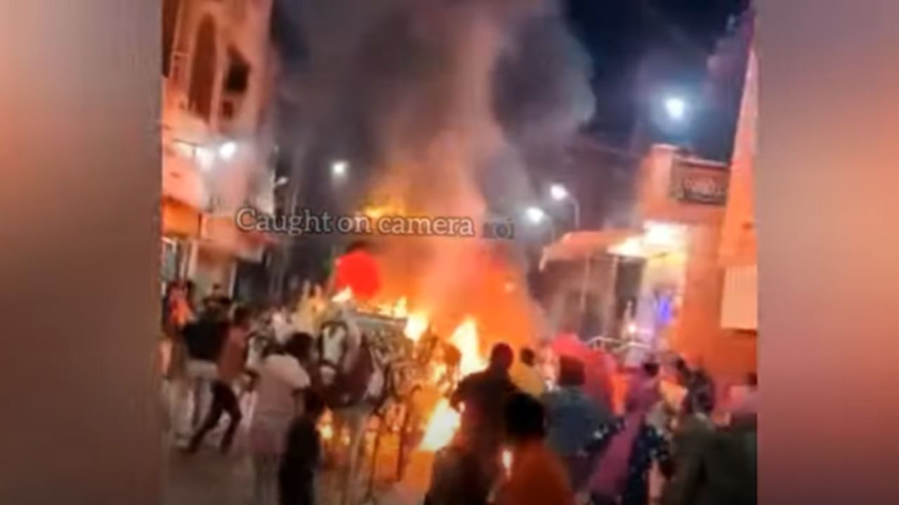 VIDEO : सावधान...लग्नामध्ये आतिषबाजी करत आहात? मग हा गुजरातमधील नवरदेवाच्या घोडागाडीला आग लागलेला व्हिडीओ नक्की पाहा! VIDEO : सावधान...लग्नामध्ये आतिषबाजी करत आहात? मग हा गुजरातमधील नवरदेवाच्या घोडागाडीला आग लागलेला व्हिडीओ नक्की पाहा!
