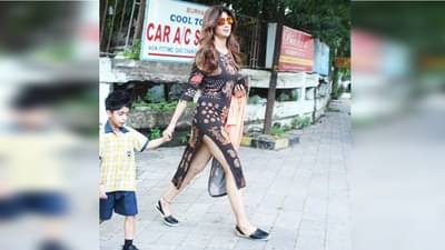 Shilpa Shetty : बघावं ते अजबच! हातात पोराचा हात, सलवारशिवाय शिल्पा शेट्टी चक्क रस्त्यावर दिमाखात!