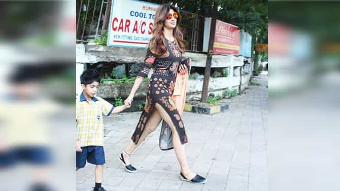 Shilpa Shetty : बघावं ते अजबच! हातात पोराचा हात, सलवारशिवाय शिल्पा शेट्टी चक्क रस्त्यावर दिमाखात!