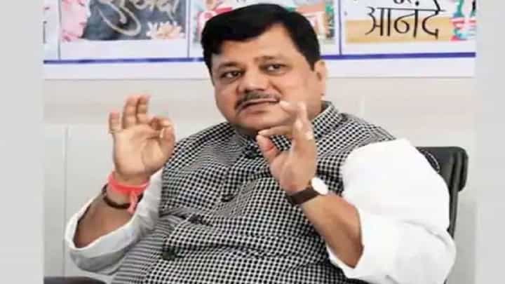 परीक्षा घोटाळ्यामध्ये सरकार दलालांना पाठिशी घालतंय – दरेकर परीक्षा घोटाळ्यामध्ये सरकार दलालांना पाठिशी घालतंय – दरेकर