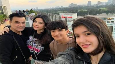 Bollywood Corona | आधी पार्टी , मग क्वारंटाईन, बॉलिवूडवर कोरोनाचे सावट,अभिनेता संजय कपूर यांचं घराबाहेर लागले क्वारंटाईनचे बोर्ड