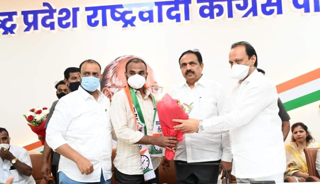 Pune : राष्ट्रवादीत इनकमिंग वाढले, रूपाली पाटील यांच्यानंतर यांनीही हाती घड्याळ बांधले Pune : राष्ट्रवादीत इनकमिंग वाढले, रूपाली पाटील यांच्यानंतर यांनीही हाती घड्याळ बांधले