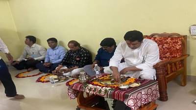 मनसे अध्यक्ष राज ठाकरेंनी पुण्यात कार्यकर्त्याच्या घरी घेतला जेवणाचा आस्वाद