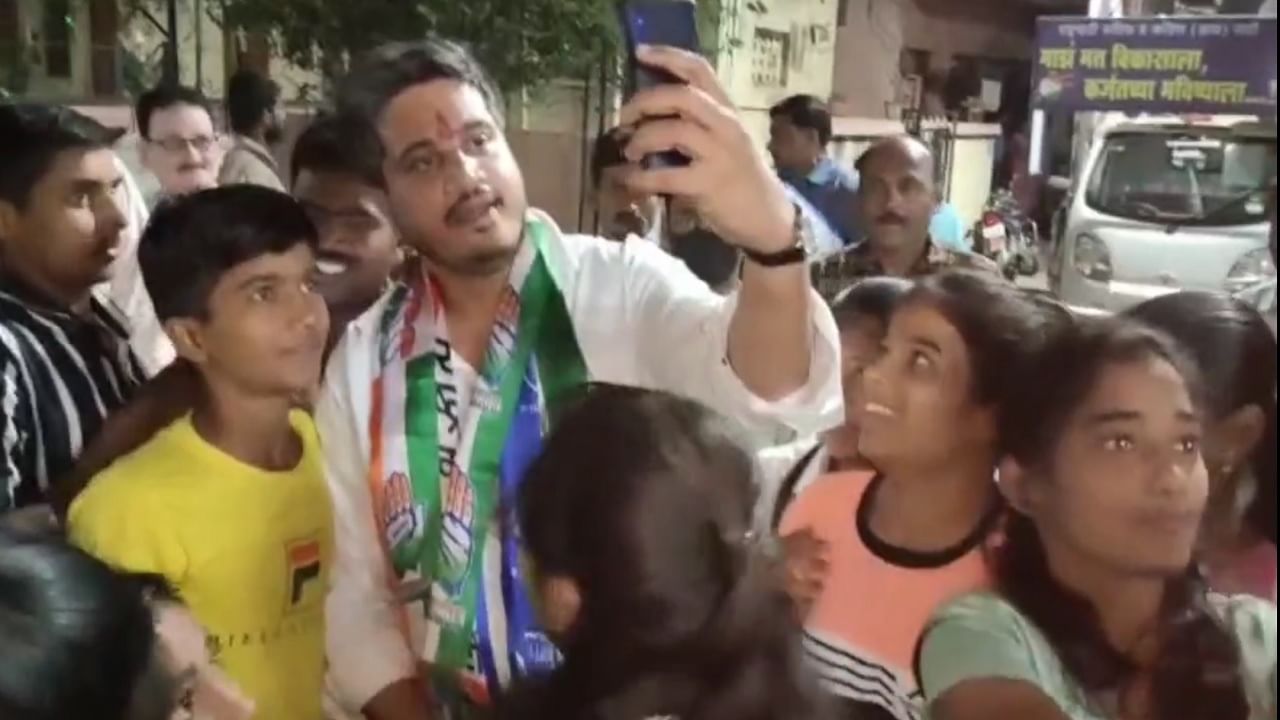 दुसरीकडे राम शिंदे हे मागील 10 वर्ष या मतदारसंघाचे आमदार होते. तसेच भाजप सरकारच्या मंत्रिमंडळात ते मंत्री होते. मंत्री असताना केलेल्या विकास कामांमुळे जनता भाजपला बहुमत दिल्याशिवाय राहणार नाही, असा विश्वास शिंदे यांनी व्यक्त केलाय. 