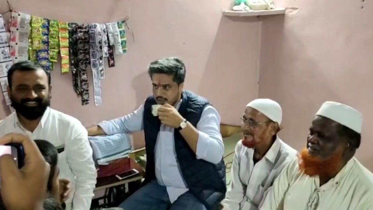 अहमदनगरला कर्जत येथील नगरपंचायत निवडणुकीची रणधुमाळी सुरू असून आमदार रोहित पवार यांनी जोरदार प्रचाराला सुरुवात केली आहेय. रोहित पवार प्रचार सभा न घेता थेट बाजारात जाऊन व्यावसायिकांच्या गाठी भेटी घेत आहेत. तर अनेक ठिकाणी कापड दुकानात, रस्त्यावरील पाणीपुरीच्या ठेल्यावर पाणीपुरी खातांना आस्वाद घेता घेता ते प्रचार करत आहेत.