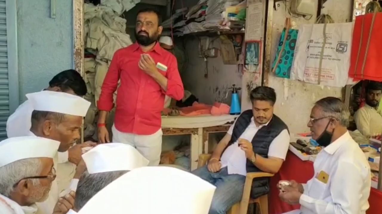 तसेच प्रचारा दरम्यान लहान मुलांना देखीक चॉकलेटच वाटप रोहित पवार करताना दिसलं. एका सलूनच्या दुकानात कटिंग देखील त्यांनी केलीये. त्यांच्या या हटके प्रचाराची जोरदार चर्चा सध्या कर्जत शहरात सुरू आहे.  21 डिसेंबर रोजी कर्जत नगरपंचायतीच्या 17 जागांसाठी निवडणूक पार पडणार आहे. 
