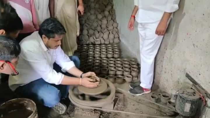 कर्जत नगरपंचायत निवडणुकीच्या रणधुमाळीला सुरुवात, रोहित पवारांचा हटके प्रचार कर्जत नगरपंचायत निवडणुकीच्या रणधुमाळीला सुरुवात, रोहित पवारांचा हटके प्रचार