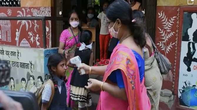 Nagpur | मनपा शाळांमध्ये चिमुकल्यांचा किलबिलाट; शिक्षणाधिकाऱ्यांनी केले विद्यार्थ्यांचे स्वागत