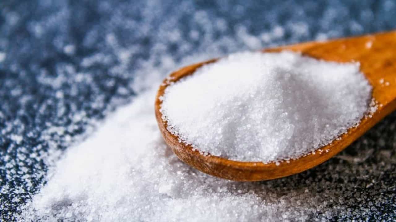 वास्तू शास्त्रानुसार हातातून वारंवार मीठ सांडणे यामुळे तुमच्या कुटुंबावर शुक्र आणि चंद्राचा नकारात्मक परिणाम पडतो. यामुळे घरात मानसिक तणावाची परिस्थिती निर्माण होऊ शकते.