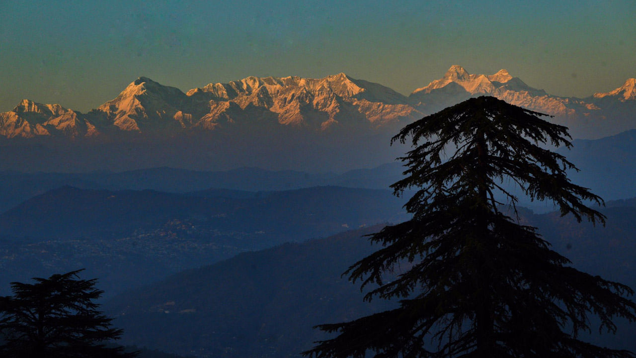 मुक्तेश्वर : उत्तराखंडमधील अतिशय सुंदर असं हे गाव असून न्यू इयर साजरा करण्याची बेस्ट लोकेशन आहे. तुम्हाला इथे जाण्यासाठी फार पैसही खर्च करावे लागणार नाही तर राहण्याची सोय देखील इथे स्वस्तात होते. या ठिकाणी 500 रुपयांमध्ये एका रात्रीसाठी गेस्ट हाऊस उपलब्ध आहे.