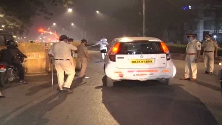 मुंबईत 31 डिसेंबरच्या पार्श्वभूमीवर पोलिसांचे ऑपरेशन ‘ऑल आऊट’; रस्त्यावर उतरत केली वाहनांची तपासणी मुंबईत 31 डिसेंबरच्या पार्श्वभूमीवर पोलिसांचे ऑपरेशन ‘ऑल आऊट’; रस्त्यावर उतरत केली वाहनांची तपासणी