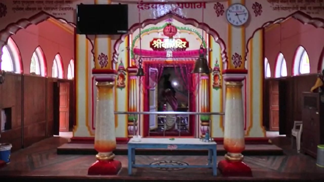 नंदुरबार जिल्ह्यातील सारंगखेडा येथील यात्रा घोडेबाजारासाठी खूप प्रसिध्द आहे. कोरोनाच्या पार्श्वभूमीवर यंदा यात्रेला परवानगी देण्यात आलेली नाही. मात्र, घोडा बाजार भरला आहे. सकाळपासून दत्त मंदिरात दर्शन घेण्यासाठी भाविकांनी मोठ्या रांगा लावल्या आहेत. 