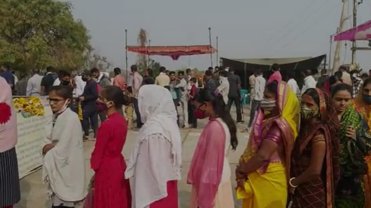 हा बाजार दत्त जयंतीला मोठ्या थाटामाटाने सुरु होतो.  गेल्या 3०० वर्षांची परंपरा असलेला हा घोडे बाजार दरवर्षी रुबाबदार घोड्यांमुळे येणाऱ्या प्रत्येकाला भुरळ घालतो. 