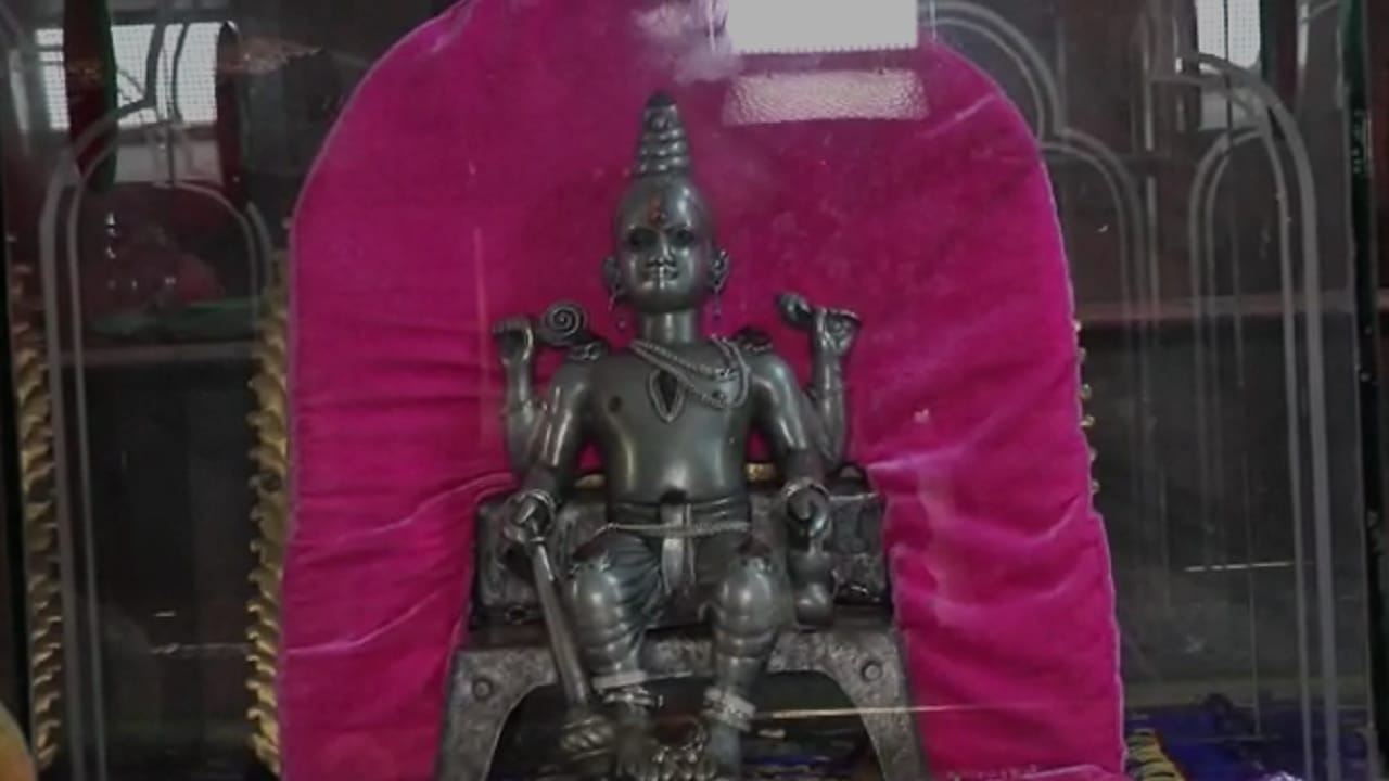 याठिकाणी अध्यात्म आणि जातिवंत अश्वाचा पर्वणीचा अनोखा संगम पाहायला मिळतो. एकीकडे याठिकाणी एकमुखी श्रीदत्ताचे मंदिर असल्यामुळे दरवषी सारंगखेड्यात यात्रौत्सव साजरा केला जातो.