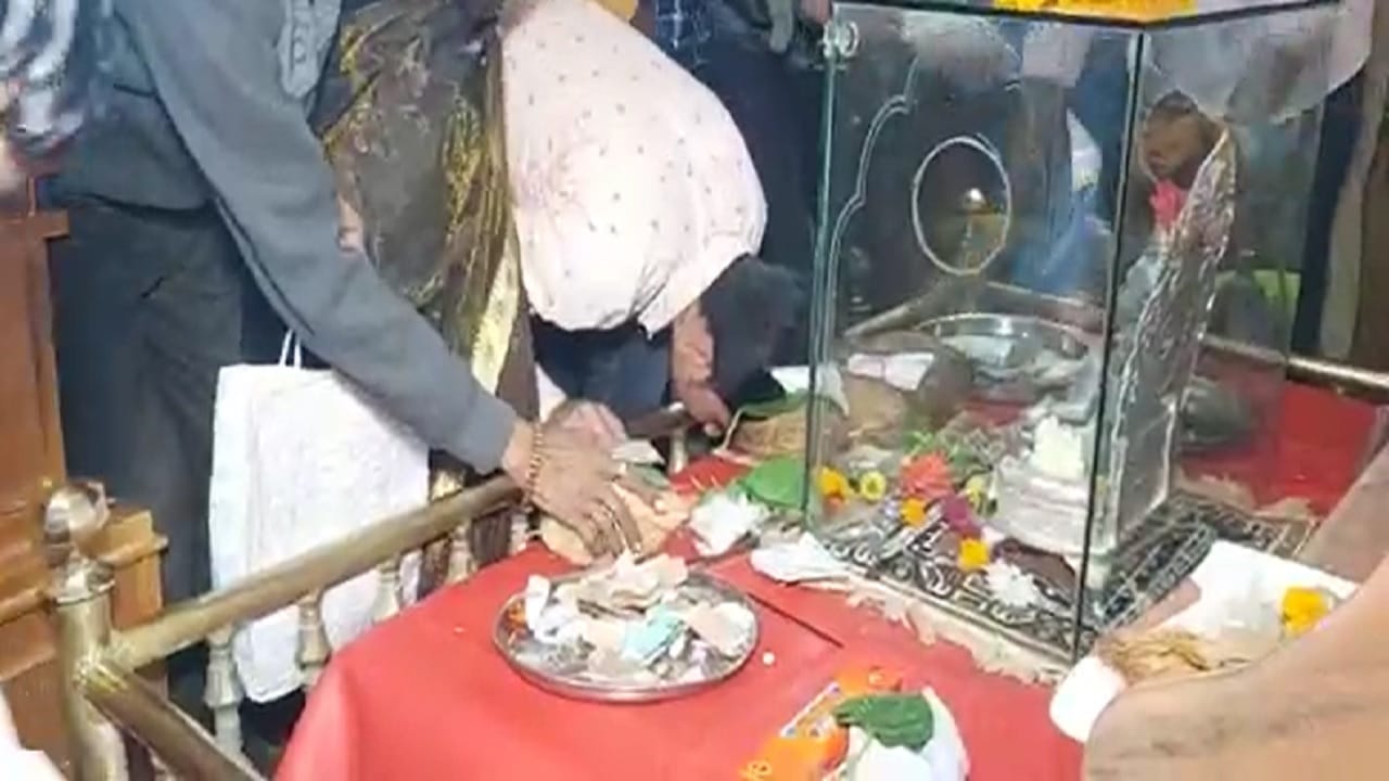 देशातीलच नव्हे तर जगाच्या काणाकोपऱ्यातून अश्व प्रेमी या घोड्याच्या बाजाराला भेट देतात आणि घोड्याची खरेदी विक्री करतात.