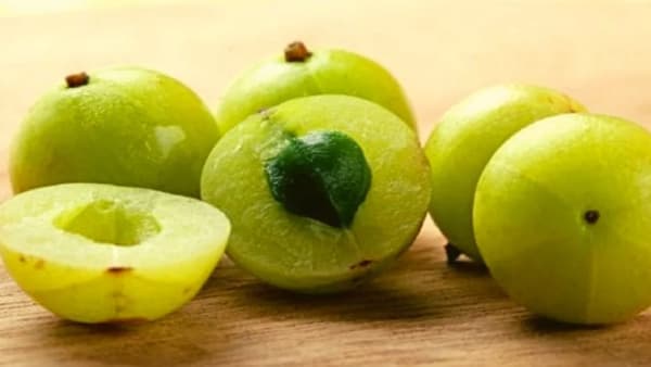 आवळ्यामध्ये व्हिटॅमिन सी, कॅल्शियम आणि लोहाचे प्रमाणात चांगले असते. शरीरातील हिमोग्लोबिनचे प्रमाण झपाट्याने वाढते. शरीरामधील हिमोग्लोबिन वाढवण्यासाठी आपण आपल्या दररोजच्या आहारामध्ये आवळ्याचा समावेश करायला हवा.