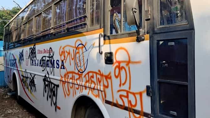 शिवसेनेने कर्नाटक सरकारच्या एसटी बसेसवर “छत्रपती शिवाजी महाराज की जय” लिहून केल्या रवाना...