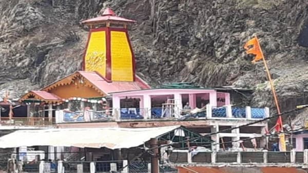 यमुनोत्री चारधाम यात्रेचा पहिला टप्पा मानला जातो.19व्या शतकात जयपूरच्या राणी गुलेनियाने यमुनोत्री बांधला होता अशी मान्यता आहे. येथे गरम पाण्याची अनेक कुंडे आहेत. हे मंदिर दरवर्षी अक्षय्य तृतीयेच्या वेळी उघडले जाते. दिवाळीला येथे विशेष पूजा केली जाते.