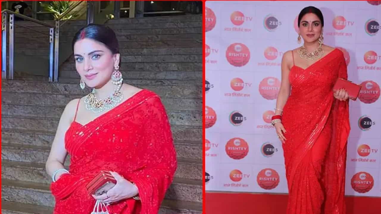 झी रिश्ते अवॉर्ड्सच्या नॉमिनेशन पार्टीमध्ये 'झी टीव्ही'चे स्टार्स प्रेक्षकांना पाहायला मिळाले. लग्नानंतर पहिल्यांदाच पार्टीमध्ये आलेली श्रद्धा आर्या म्हणजेच कुंडली भाग्याची प्रीता मंगळसूत्र आणि सिंदूर आणि लाल साडीमध्ये या खास पार्टीमध्ये आली होती.