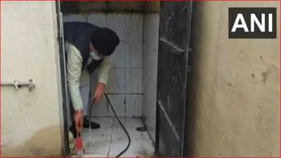 विद्यार्थीनीने केली तक्रार; चक्क मंत्र्याने केले शौचालय साफ, प्रद्युम्न सिंग तोमर यांच्या कृतीचे कौतुक